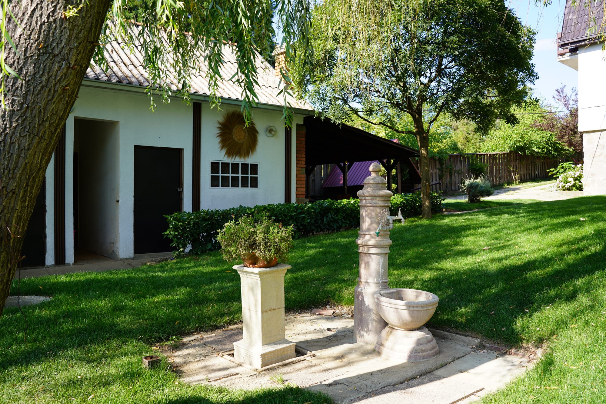 Mirna bašta sa česmom na imanju Villa Charm